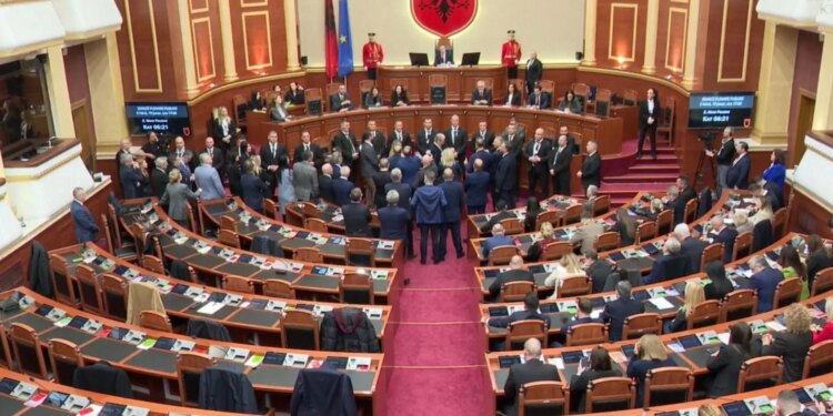 LAJM I FUNDIT: Gazment Bardhi kërkon që Balluku të largohet nga Kuvendi, opozita bllokon foltoren