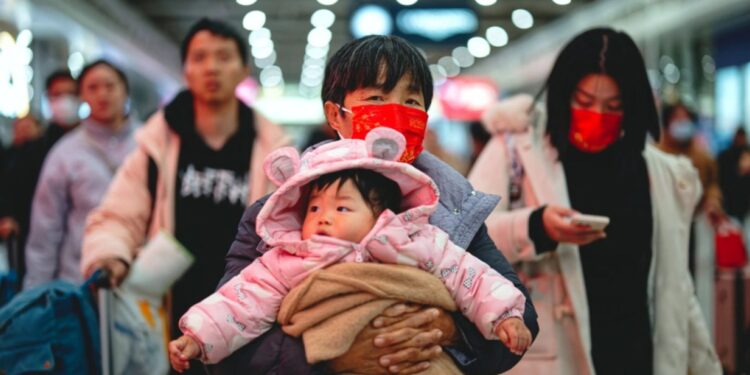 Lindjet në Kinë arrijnë nivelet më të ulëta historike, duke bërë që popullsia e superfuqisë aziane të bie për të katërtin vit radhazi.