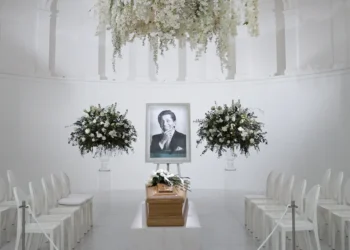 Lule të bardha, përcjellja e fundit për stilistin e njohur Valentino Garavani!