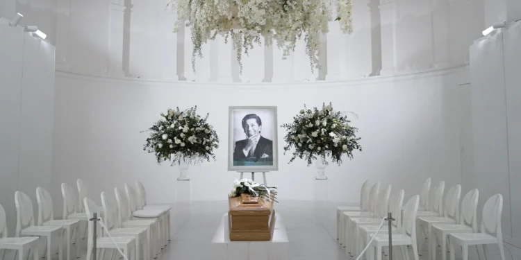 Lule të bardha, përcjellja e fundit për stilistin e njohur Valentino Garavani!