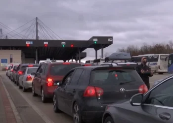 Mërgimtarët në radhë gjatë largimit dërgojnë mesazhe për qeverinë e re