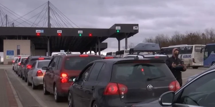 Mërgimtarët në radhë gjatë largimit dërgojnë mesazhe për qeverinë e re