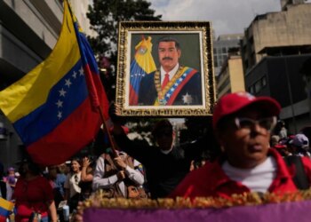 Mijëra qytetarë protestojnë në Karakas, mbështetësit e Maduros kërkojnë rikthimin e presidentit.