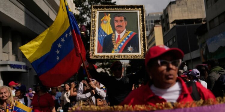 Mijëra qytetarë protestojnë në Karakas, mbështetësit e Maduros kërkojnë rikthimin e presidentit.