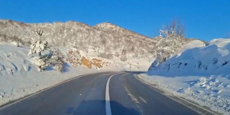 Mot i ftohtë në Qarkun Elbasan, temperatura arrin deri në -15 gradë Celsius
Qarku i Elbasanit vazhdon të përjetojë kushte të acarta, me temperatura që në zonat malore kanë zbritur nën -10°C.