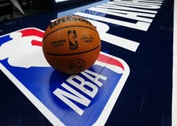 NBA: Ndeshja mes Warriors dhe Timberwolves shtyhet pas vdekjes së një individi gjatë përballjes me agjentët federalë.