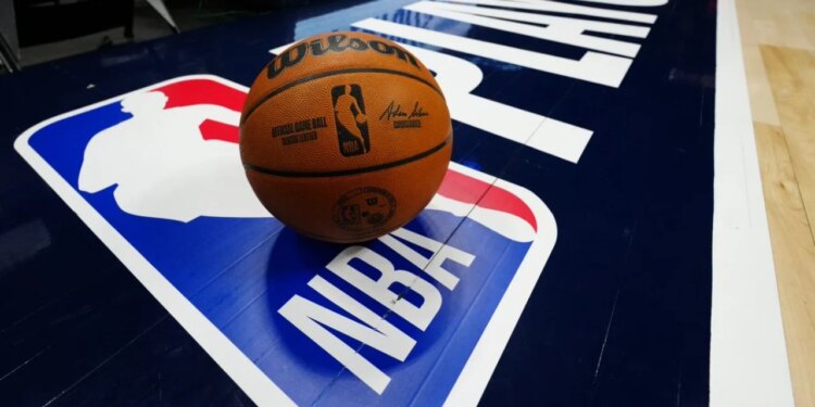 NBA: Ndeshja mes Warriors dhe Timberwolves shtyhet pas vdekjes së një individi gjatë përballjes me agjentët federalë.