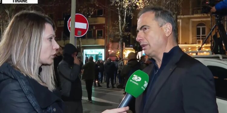 “Na spërkatën në fytyrë,” thotë Luçiano Boçi për Top Channel: Protesta është spontane, policët nuk po e kryejnë siç duhet detyrën e tyre.