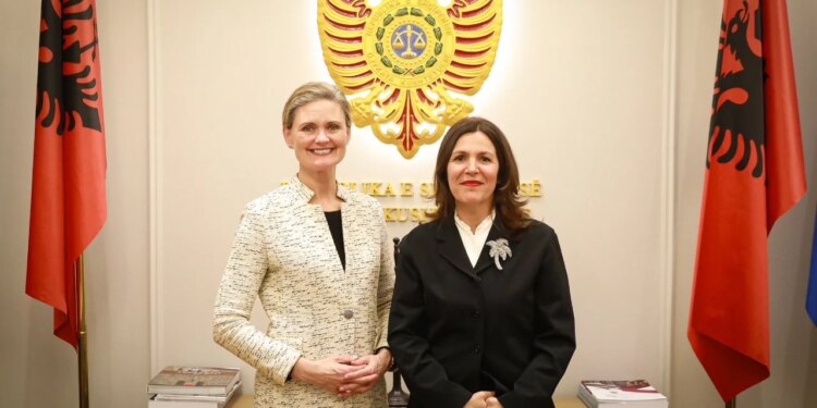 Nancy VanHorn emërohet kryetare e re e Gjykatës Kushtetuese, Ambasada Amerikane: Forcimi i sundimit të ligjit përmirëson drejtësinë në Shqipëri.