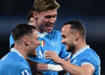 Napoli i kthen përgjigje Interit, rikthehet në sukses duke mposhtur Sassuolon.
