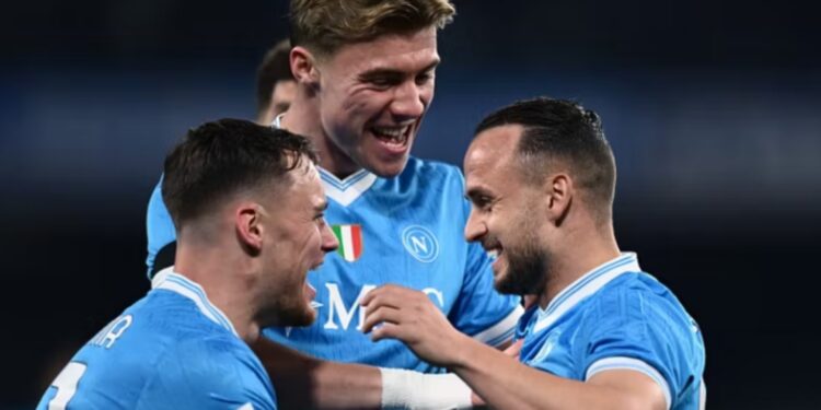 Napoli i kthen përgjigje Interit, rikthehet në sukses duke mposhtur Sassuolon.
