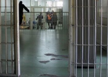 Narkotikë jo të ligjshme në burgun e Elbasanit, gjykata vendos që të mbeten në burg policin dhe dy të tjerët.