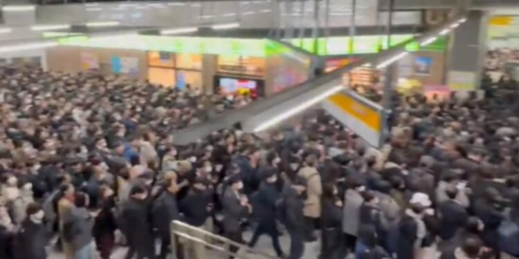 Ndërpritet shërbimi i trenave në Tokio për shkak të një zjarri në transformator, duke prekur 673,000 pasagjerë.