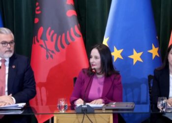 Negociatorët shqiptarë tregojnë 12 ligjet për integrimin në BE dhe dokumentet që duhen miratuar në Parlament
Majlinda Dhuka, kryenegociatorja e Shqipërisë me Bashkimin Europian, së bashku me Adea Pirdeni, ministre shteti për Administratën Publike dhe Antikorrupsionin, dhe Toni Gogu, ministër për Marrëdhëniet me Parlamentin, ndanë detajet e fazës së re të negociatave, dhe objektivin për mbylljen e grup-kapitujve deri në vitin 2027.