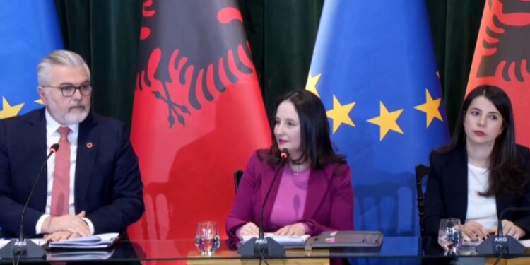 Negociatorët shqiptarë tregojnë 12 ligjet për integrimin në BE dhe dokumentet që duhen miratuar në Parlament
Majlinda Dhuka, kryenegociatorja e Shqipërisë me Bashkimin Europian, së bashku me Adea Pirdeni, ministre shteti për Administratën Publike dhe Antikorrupsionin, dhe Toni Gogu, ministër për Marrëdhëniet me Parlamentin, ndanë detajet e fazës së re të negociatave, dhe objektivin për mbylljen e grup-kapitujve deri në vitin 2027.