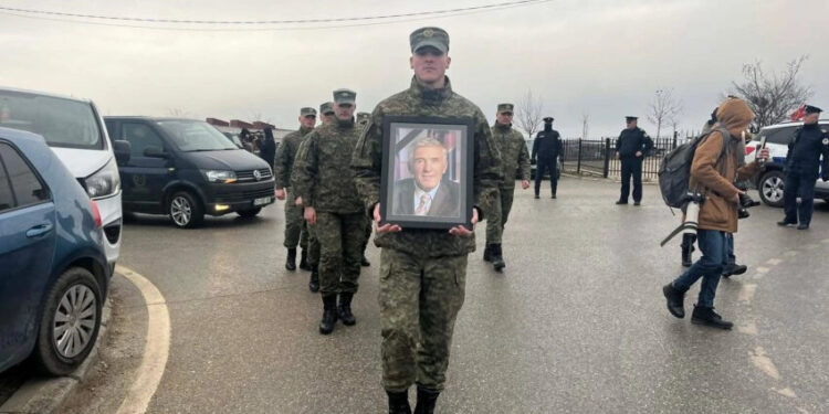 Nexhat Daci u nderua me një ceremoni shtetërore për lamtumirën e tij të fundit.