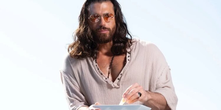 Nga qilimi i kuq në qendrën e paraburgimit, Can Yaman arrestohet për drogë dhe prostitucion.