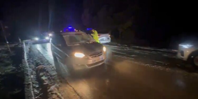 Nisin reshjet e borës në Qafën e Llogarasë, qarkullimi nga Dukati në Palasë bëhet i vështirë.