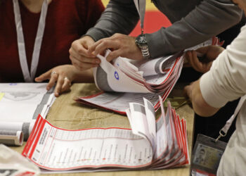 Një javë pas zgjedhjeve, KQZ-ja fillon numërimin e votave me postë