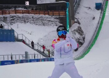 Një “shqiptare” mban flakën, nëna dhe trajnerja e Lara Colturit e mbajnë Flakën Olimpike