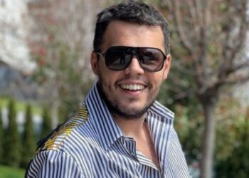 Një tjetër arritje, këngëtarja ndërkombëtare zbulon fustanin e saj nga Valdrin Sahiti në Golden Globes 2026!