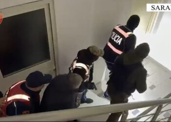 Një tjetër 'shtëpi bari' në Sarandë: Kati i 9-të shndërrohet në plantacion kanabisi, administrator i arrestuar, 4 të tjerë shpallen në kërkim