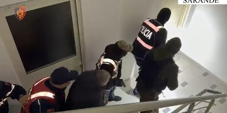 Një tjetër 'shtëpi bari' në Sarandë: Kati i 9-të shndërrohet në plantacion kanabisi, administrator i arrestuar, 4 të tjerë shpallen në kërkim