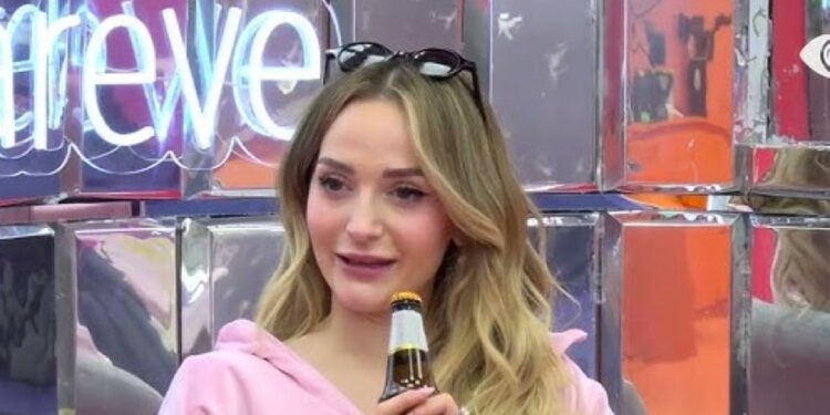 Nuk e kishim parashikuar! Selin puth në buzë me...