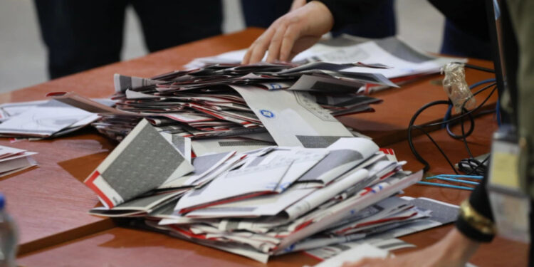 Numërimi i votave në Kosovë përfundon, priten edhe 3.185 pako nga votimi me postë.