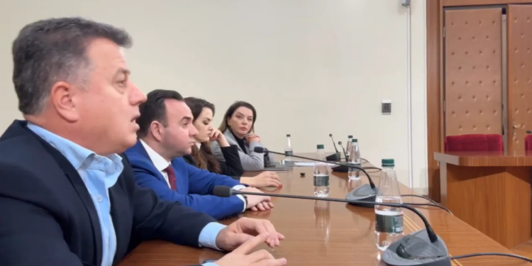 "Oppozita ka vonesa" – Debat në Byronë e Kuvendit, deputetët e PD transmetojnë drejtpërdrejt në Facebook