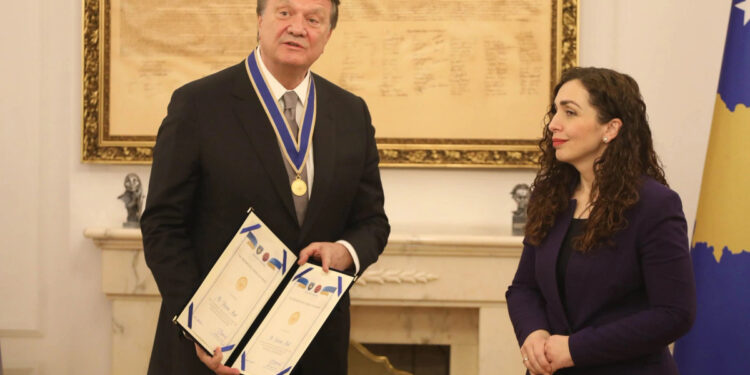 Osmani nderon Aratin për kontributin në kandidaturën e Kosovës për organizimin e Lojërave Mesdhetare.