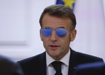 Pamja ‘Top Gun’ e Macronit në Davos rrit vlerën e aksioneve të prodhuesit të syzeve, duke shtuar rreth 3.5 milionë euro në kapitalin e kompanisë italiane
