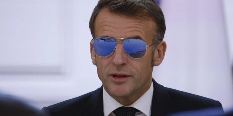 Pamja ‘Top Gun’ e Macronit në Davos rrit vlerën e aksioneve të prodhuesit të syzeve, duke shtuar rreth 3.5 milionë euro në kapitalin e kompanisë italiane
