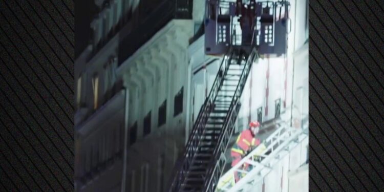 Pamje alarmante në Paris, shembet kati i pestë i një ndërtese, 19 të plagosur.