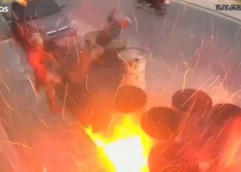 Pamje tronditëse! Dy të rinj kapen në film duke luajtur me çakmak pranë fuçive të naftës, përfundojnë duke shpërthyer.