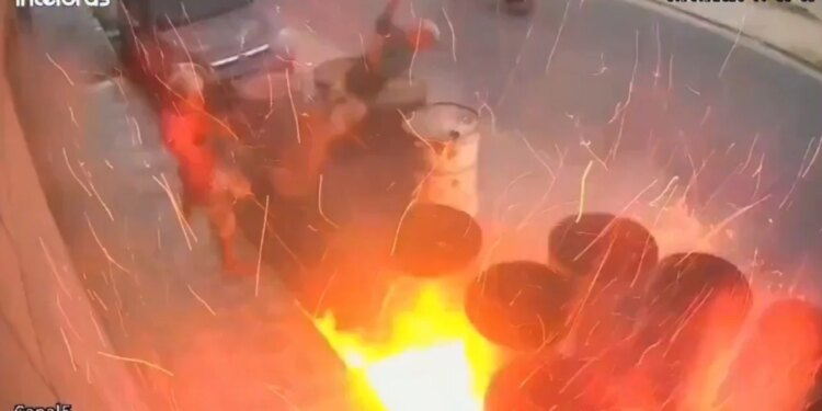 Pamje tronditëse! Dy të rinj kapen në film duke luajtur me çakmak pranë fuçive të naftës, përfundojnë duke shpërthyer.