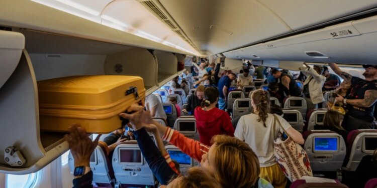 Parlamenti Evropian kundërshton ndryshimet e reja në transportin ajror: Bagazhi i dorës pa pagesë dhe kompensimi për vonesat mbeten të pakthyeshme.