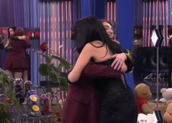 Pas një rrëfimi emocionues të jetës së saj, Stelina befasohet nga motra e saj.