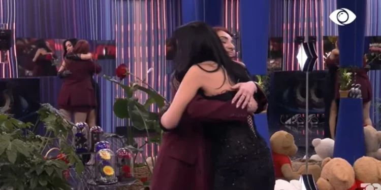 Pas një rrëfimi emocionues të jetës së saj, Stelina befasohet nga motra e saj.