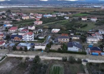 Pasqyra e ngjarjes: Vetëm një vit më parë u investuan qindra milionë lekë, por... kanali i Martinës në Vjosë përmbyti Ferrasin.