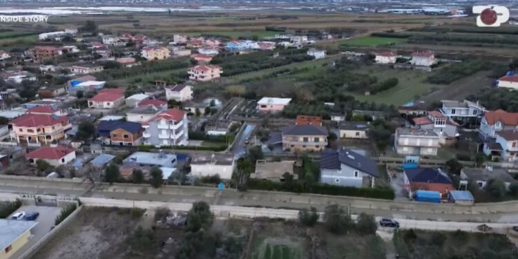 Pasqyra e ngjarjes: Vetëm një vit më parë u investuan qindra milionë lekë, por... kanali i Martinës në Vjosë përmbyti Ferrasin.
