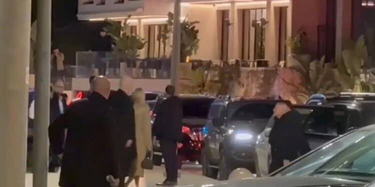 Për më shumë se 40 minuta, Rama dhe vajza e Trump kalojnë kohë në një kafene në Vlorë, para se të nisen me makinë drejt Orikumit.