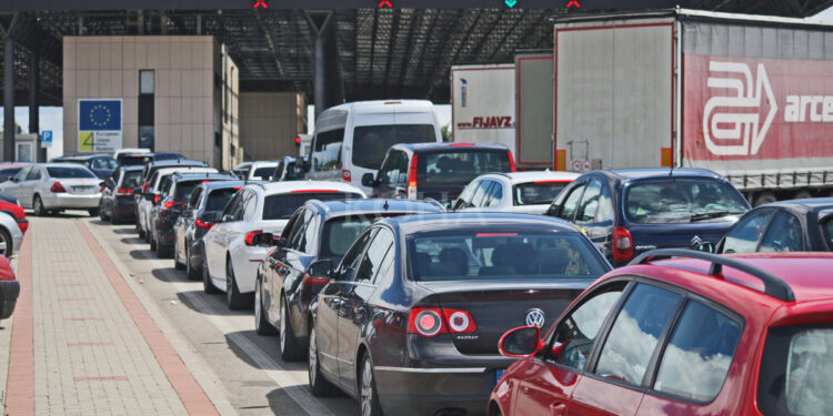 Për më shumë se një orë e gjysmë pritje në Merdar për të kaluar kufirin nga Kosova
