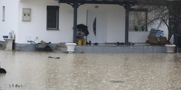 Përmbytje në të gjithë Kosovën, shpallet gjendje emergjence në dy komuna.