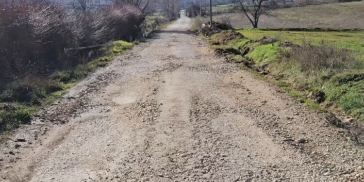 Përmbytjet dëmtojnë rrugën/ Aksi Korçë-Pustec-Zaroshkë në gjendje të keqe, banorët dhe turistët hasin vështirësi.