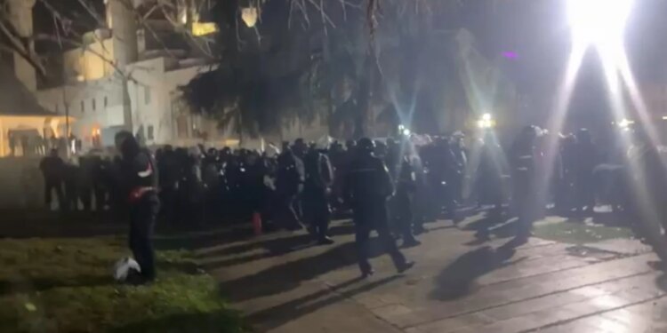 Përplasje para Kuvendit: Protestuesit hedhin objekte, policia përdor gaz lotsjellës, deputetët e PD-së përfshihen në incident.