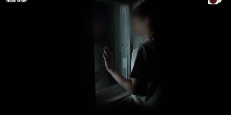 Përvoja e Nënës: "Nuk donte ta shihte, jetim me babanë", rrëfimi i dhimbshëm mbi privimin e fëmijëve nga nevojat themelore dhe dhuna psikologjike...