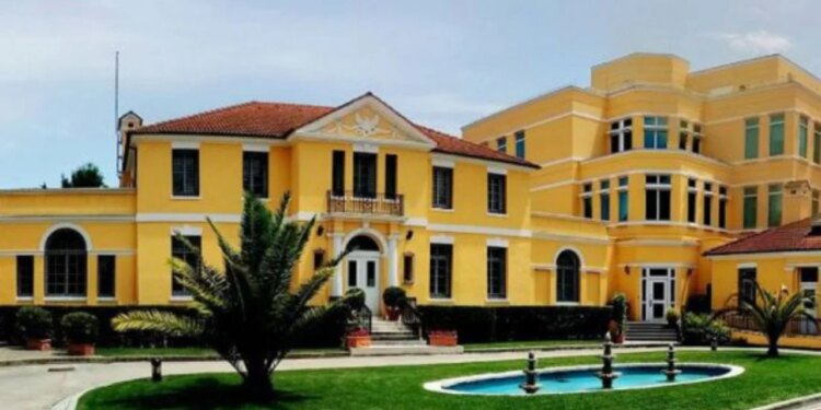 Pezullimi i vizave për emigracion, Ambasada Amerikane në Tiranë: Qytetarët e vendeve të goditura mund të vazhdojnë të dërgojnë aplikimet e tyre.