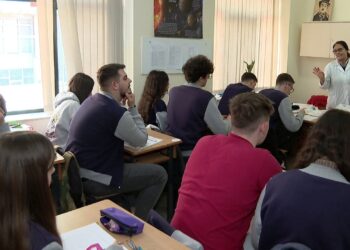 Pjesa e lëndëve me zgjedhje/ Mësueset shpjegojnë se si zhvillohet procesi në klasat e 11-ta për të përcaktuar orientimin arsimor.