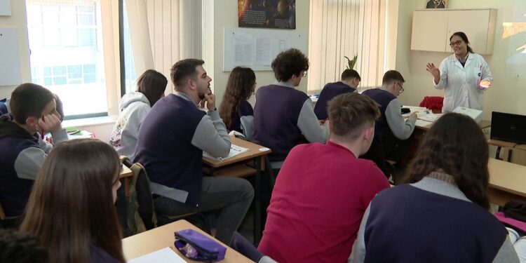 Pjesa e lëndëve me zgjedhje/ Mësueset shpjegojnë se si zhvillohet procesi në klasat e 11-ta për të përcaktuar orientimin arsimor.